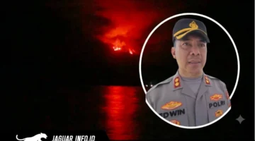 Kondisi lereng Gunung Api Awu, Kabupaten Kepulauan Sangihe, yang terbakar merah menyala saat tim gabungan TNI, Polri, dan masyarakat berupaya melakukan pemadaman manual.