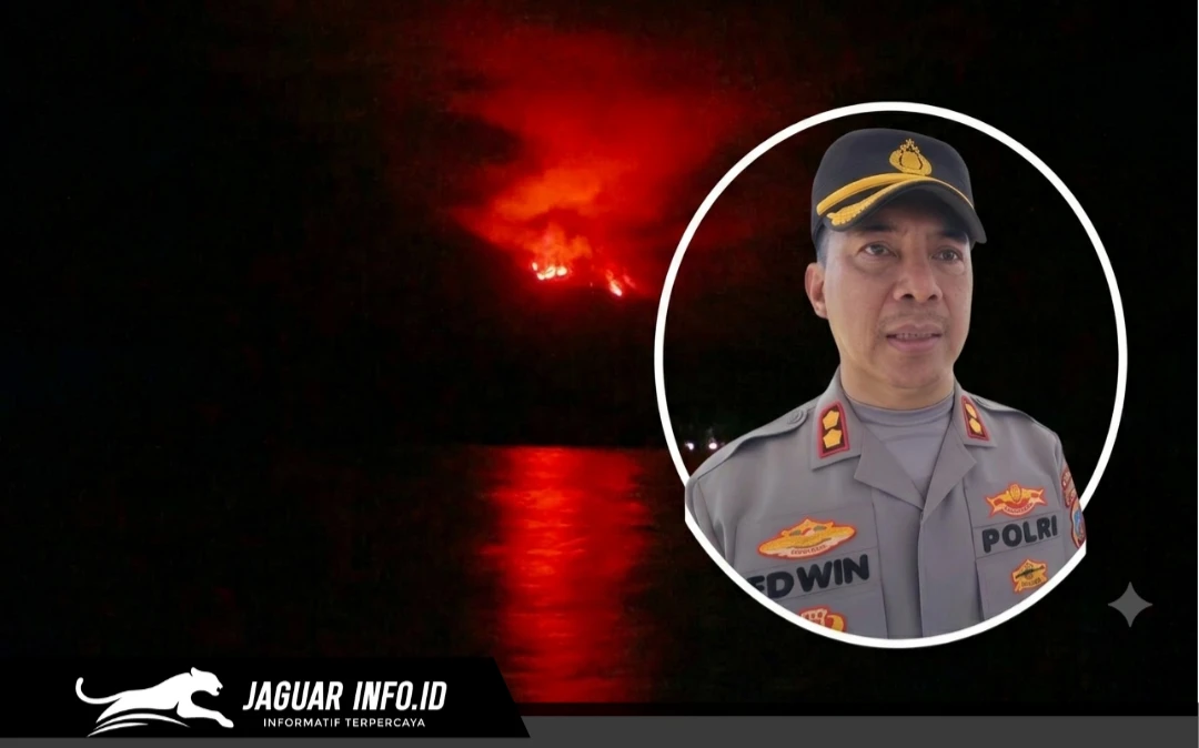 Kondisi lereng Gunung Api Awu, Kabupaten Kepulauan Sangihe, yang terbakar merah menyala saat tim gabungan TNI, Polri, dan masyarakat berupaya melakukan pemadaman manual.