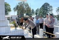 Astama Ops Mabes Polri Irjen Pol DR. Roycke Langie S.I.K MH. saat berziarah di makam leluhur keluarga Presiden Prabowo Subianto di Desa Tounelet, Minahasa, pada 10/09/26.