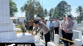 Astama Ops Mabes Polri Irjen Pol DR. Roycke Langie S.I.K MH. saat berziarah di makam leluhur keluarga Presiden Prabowo Subianto di Desa Tounelet, Minahasa, pada 10/09/26.