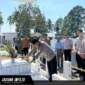 Astama Ops Mabes Polri Irjen Pol DR. Roycke Langie S.I.K MH. saat berziarah di makam leluhur keluarga Presiden Prabowo Subianto di Desa Tounelet, Minahasa, pada 10/09/26.