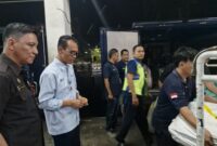 Asisten Perekonomian dan Pembangunan Setdaprov Sulawesi Utara Jimmy Ringkuangan saat meninjau pasokan cabai rawit Probolinggo di Bandara Sam Ratulangi Manado, 14/09/26).