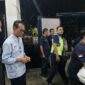 Asisten Perekonomian dan Pembangunan Setdaprov Sulawesi Utara Jimmy Ringkuangan saat meninjau pasokan cabai rawit Probolinggo di Bandara Sam Ratulangi Manado, 14/09/26).
