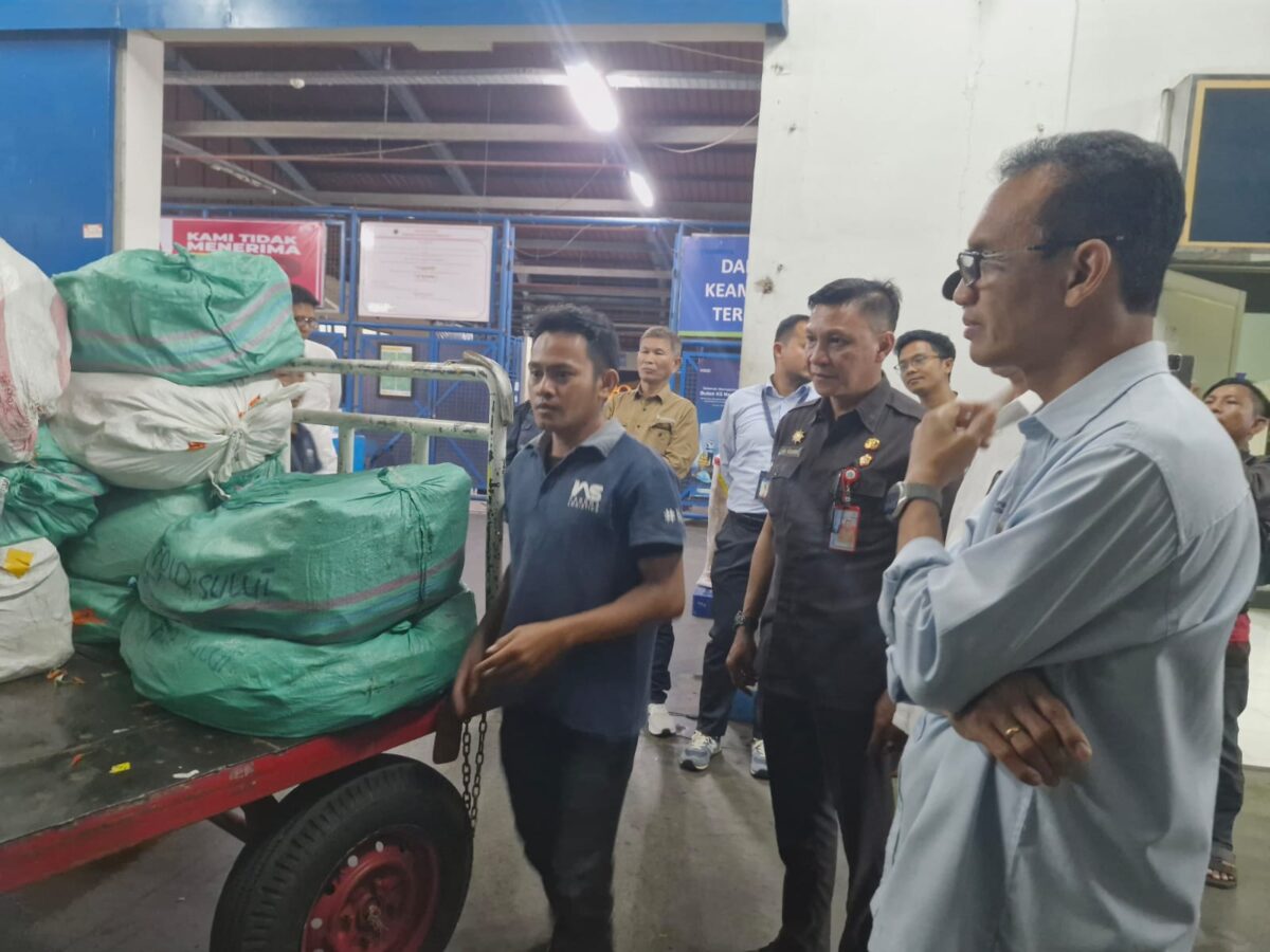 TPID memantau langsung cabai rawit dari probolinggo di Cargo Bandara Internasional Sam Ratulangi Manado.