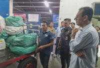 TPID memantau langsung cabai rawit dari probolinggo di Cargo Bandara Internasional Sam Ratulangi Manado.