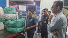 TPID memantau langsung cabai rawit dari probolinggo di Cargo Bandara Internasional Sam Ratulangi Manado.