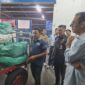 TPID memantau langsung cabai rawit dari probolinggo di Cargo Bandara Internasional Sam Ratulangi Manado.