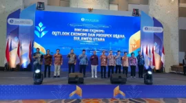 Sesi foto bersama Kepala KPw BI Provinsi Sulut beserta jajaran, narasumber, perwakilan pemerintah daerah, bupati, dan walikota dalam kegiatan Bincang Ekonomi di Ballroom Hotel Fourpoints Manado, 16/08/26.