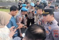 Tim Bid Propam Polda Sulut saat melaksanakan pemeriksaan ponsel personel dalam operasi Gaktiblin di Mapolda Sulut, 17/09/2026.