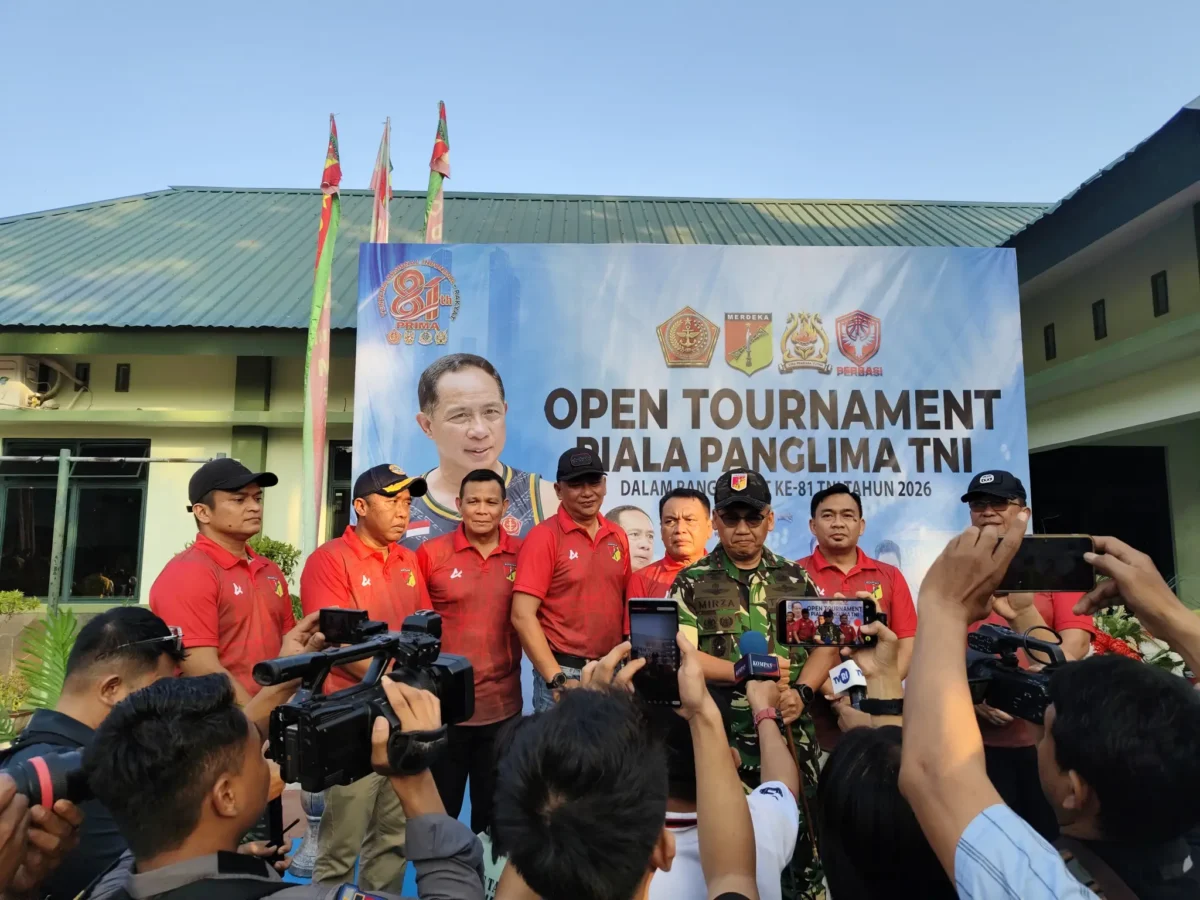 Pangdam XIII/Merdeka, Mayjen TNI Mirza Agus S.I.P., memberikan keterangan pers dalam sesi wawancara doorstop kepada awak media usai pembukaan Turnamen Bola Basket Piala Panglima TNI 2026 di Manado, Kamis (17/9/2026). 