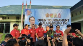 Pangdam XIII/Merdeka, Mayjen TNI Mirza Agus S.I.P., memberikan keterangan pers dalam sesi wawancara doorstop kepada awak media usai pembukaan Turnamen Bola Basket Piala Panglima TNI 2026 di Manado, Kamis (17/9/2026). 
