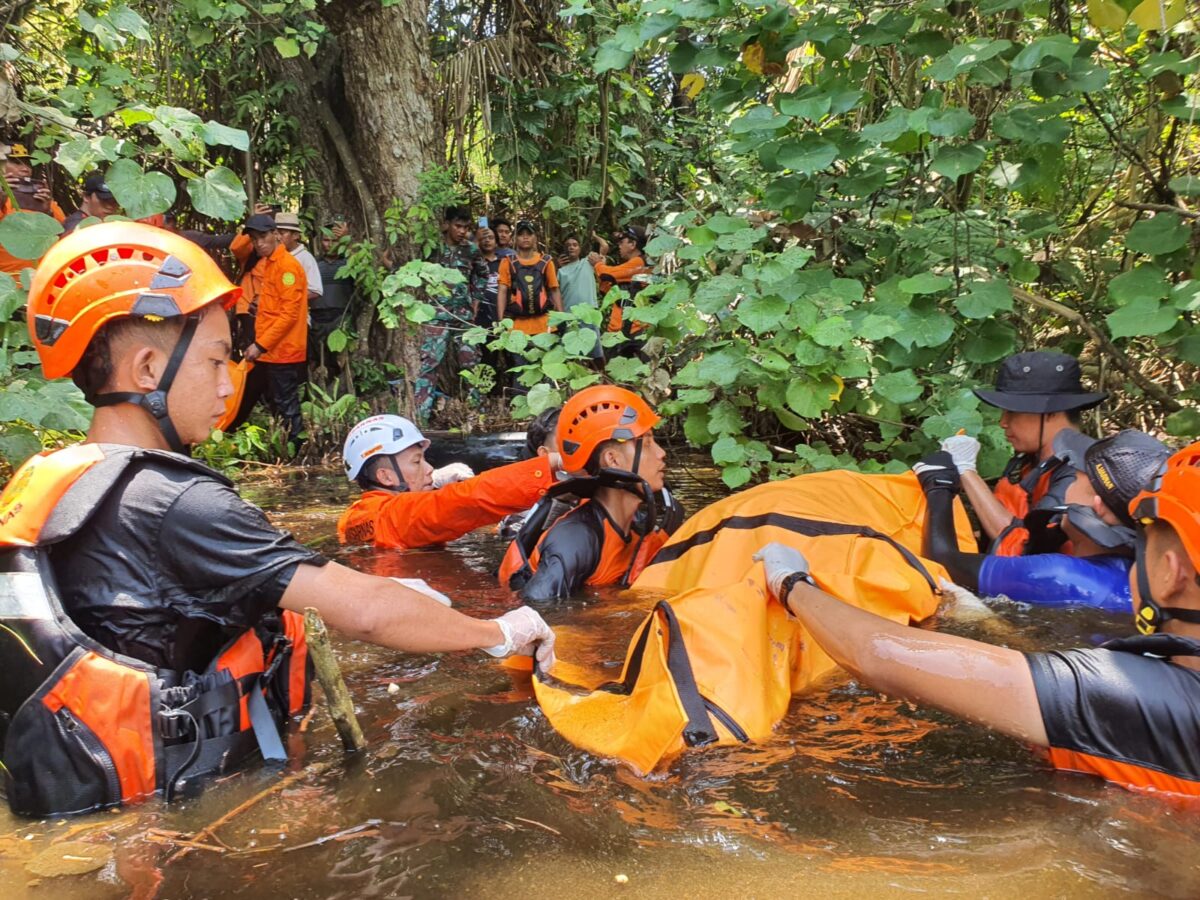 Tim SAR gabungan saat melakukan proses evakuasi korban di Minahasa Tenggara.