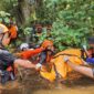 Tim SAR gabungan saat melakukan proses evakuasi korban di Minahasa Tenggara.