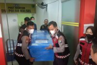 Petugas DVI Polri saat melakukan proses penanganan dan identifikasi korban KM Virgo Transport 8 di posko.
