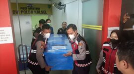 Petugas DVI Polri saat melakukan proses penanganan dan identifikasi korban KM Virgo Transport 8 di posko.
