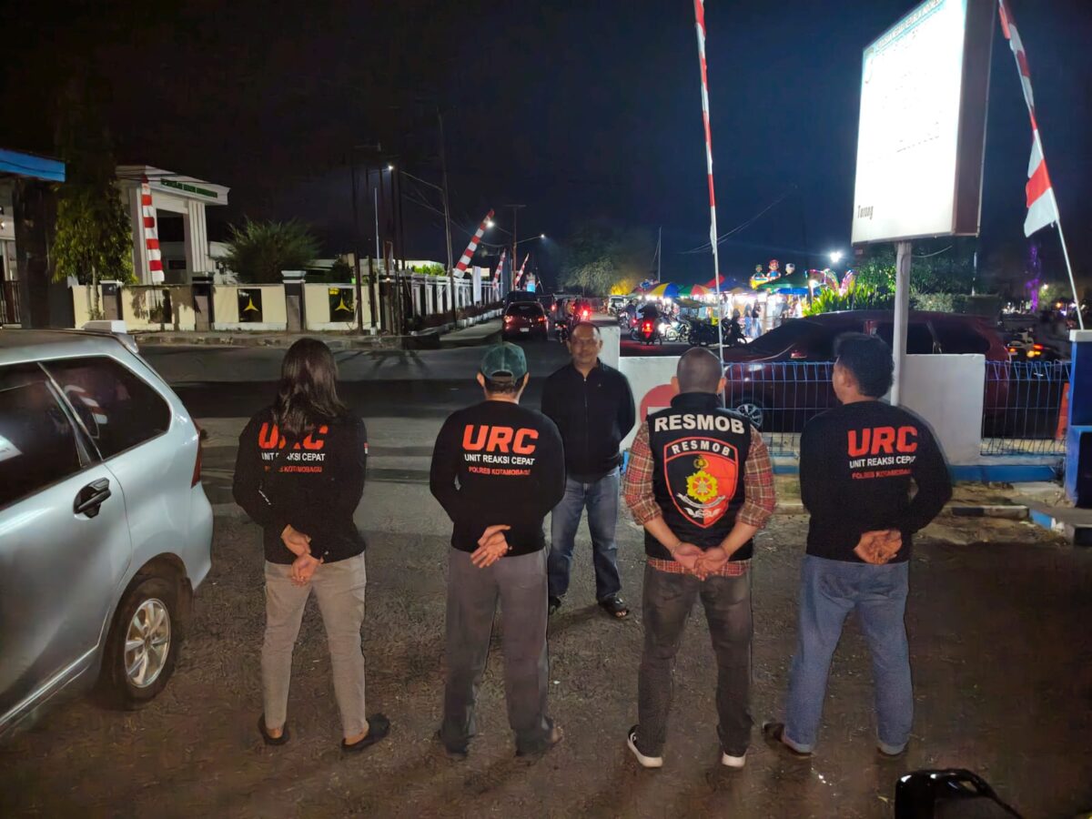 Tim URC Polres Kotamobagu melaksanakan apel persiapan sebelum memulai patroli rutin dan penertiban keributan di Kelurahan Sinindian pada 19/09/26.