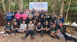 Kapolres Sangihe AKBP Edwin Humokor bersama jajaran personel kepolisian, dan relawan menyusuri kawasan hutan Gunung Awu usai berjibaku memadamkan titik-titik api kebakaran hutan dan lahan (karhutla).