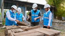 Dirut Pertamina Patra Niaga, Simon Aloysius Mantiri, saat meninjau langsung produk turunan Fly Ash and Bottom Ash (FABA) berupa paving block dan batako di PLTU Amurang, Minahasa Selatan.