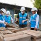 Dirut Pertamina Patra Niaga, Simon Aloysius Mantiri, saat meninjau langsung produk turunan Fly Ash and Bottom Ash (FABA) berupa paving block dan batako di PLTU Amurang, Minahasa Selatan.