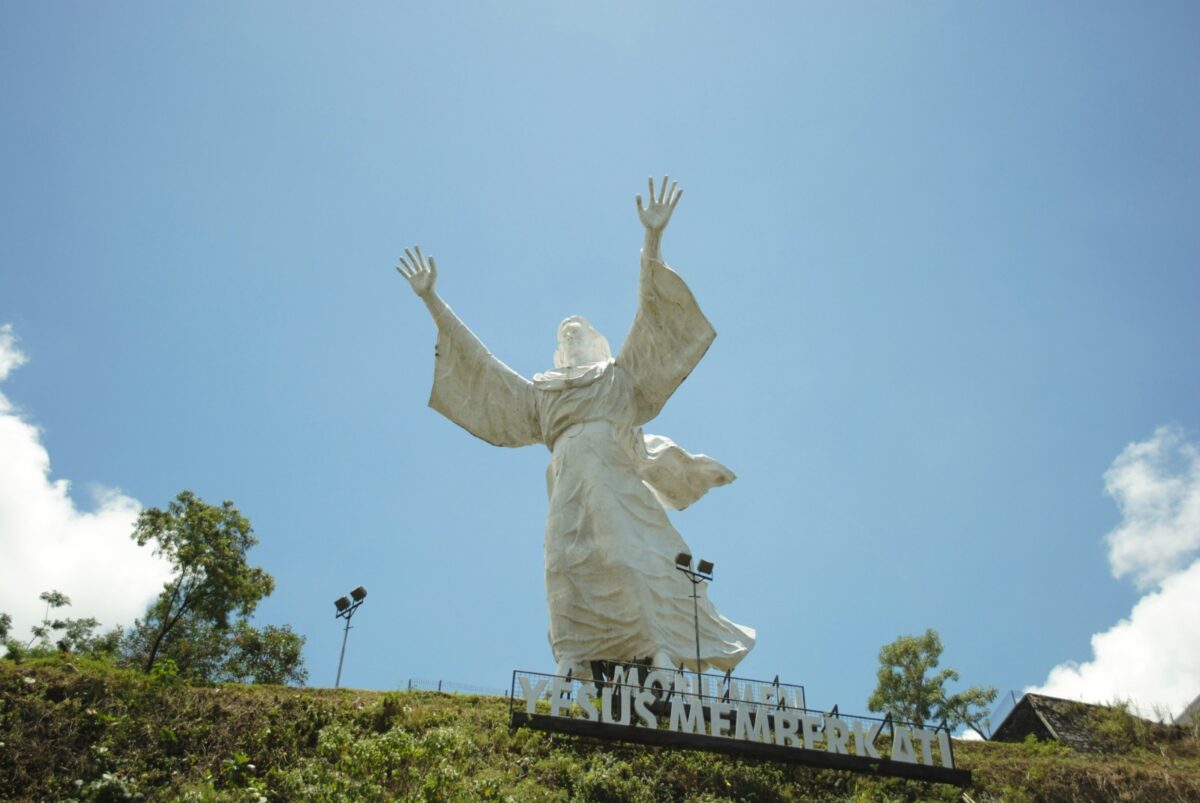Simak 5 rekomendasi aktivitas seru mulai dari sarapan tinutuan, berburu kuliner khas, menikmati sunset di Malalayang, hingga keliling kota praktis bersama inDrive.