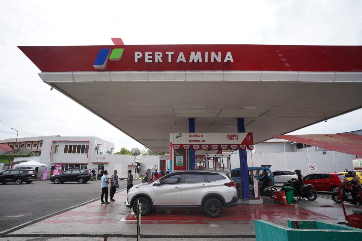 Tampak suasana aktivitas pengisian bahan bakar minyak oleh warga di salah satu SPBU Pertamina.