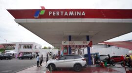 Tampak suasana aktivitas pengisian bahan bakar minyak oleh warga di salah satu SPBU Pertamina.