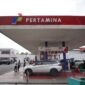 Tampak suasana aktivitas pengisian bahan bakar minyak oleh warga di salah satu SPBU Pertamina.