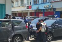 Suasana di sekitar lokasi saat tim KPK melakukan penggeledahan di Marina Plaza Manado.