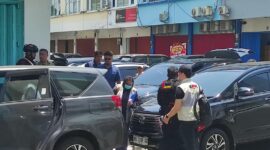 Suasana di sekitar lokasi saat tim KPK melakukan penggeledahan di Marina Plaza Manado.