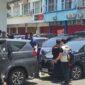Suasana di sekitar lokasi saat tim KPK melakukan penggeledahan di Marina Plaza Manado.