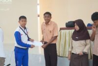 Perwakilan manajemen PT Daya Adicipta Wisesa (DAW) saat menyerahkan bantuan beasiswa secara simbolis kepada perwakilan siswa SMK Negeri 2 Ternate sebagai wujud komitmen Sinergi Bagi Negeri dan investasi sosial di bidang pendidikan, (Dok. PT DAW).