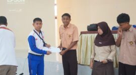 Perwakilan manajemen PT Daya Adicipta Wisesa (DAW) saat menyerahkan bantuan beasiswa secara simbolis kepada perwakilan siswa SMK Negeri 2 Ternate sebagai wujud komitmen Sinergi Bagi Negeri dan investasi sosial di bidang pendidikan, (Dok. PT DAW).