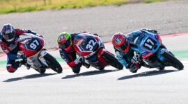 Pebalap muda binaan PT Astra Honda Motor (AHM), M. Kiandra Ramadhipa (nomor 32), saat memacu motor Honda NSF250RW miliknya dalam balapan FIM Moto3 Junior World Championship di MotorLand Aragón, Spanyol. Ramadhipa tampil gemilang dengan meraih podium kedua pada race 1 dan finis keempat di race 2 (27/09/26), menjaga peluangnya untuk menembus posisi tiga besar klasemen akhir musim ini. (Dok. AHM/Ist.)