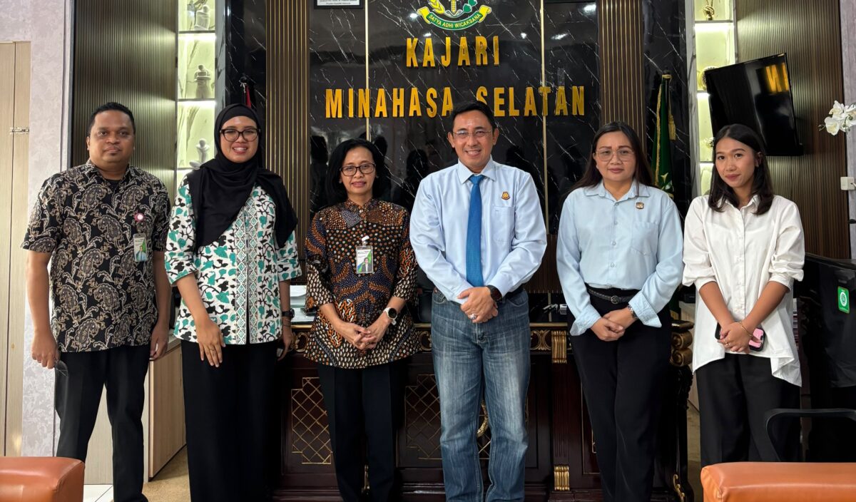 Kepala BPJS Ketenagakerjaan Manado, Theresia Wahyu Dianti, bersama jajaran Kejaksaan Negeri Minahasa Selatan melakukan sesi foto bersama usai penandatanganan Perjanjian Kerja Sama (PKS) di Minahasa Selatan pada 24/09/26.