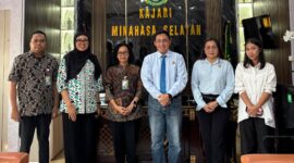 Kepala BPJS Ketenagakerjaan Manado, Theresia Wahyu Dianti, bersama jajaran Kejaksaan Negeri Minahasa Selatan melakukan sesi foto bersama usai penandatanganan Perjanjian Kerja Sama (PKS) di Minahasa Selatan pada 24/09/26.