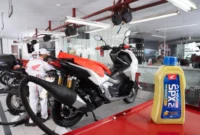 Ilustrasi pemeriksaan komponen shockbreaker motor di bengkel resmi AHASS.