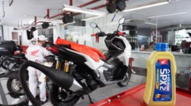 Ilustrasi pemeriksaan komponen shockbreaker motor di bengkel resmi AHASS.