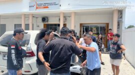 Personel Tim Unit Reaksi Cepat (URC) Polres Kotamobagu saat mengamankan sejumlah terduga pelaku premanisme yang berkedok penagihan utang usai mencoba merampas kendaraan secara paksa di wilayah Kotobangon, Kota Kotamobagu, pada 29/09/26.