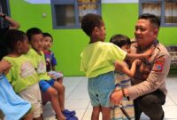 Kapolres Tomohon AKBP Novrial Alberti Kombo saat melakukan kunjungan dan bakti sosial di panti asuhan, 19/09/2026.