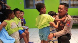 Kapolres Tomohon AKBP Novrial Alberti Kombo saat melakukan kunjungan dan bakti sosial di panti asuhan, 19/09/2026.