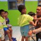 Kapolres Tomohon AKBP Novrial Alberti Kombo saat melakukan kunjungan dan bakti sosial di panti asuhan, 19/09/2026.