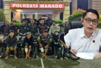 Petugas kepolisian menunjukkan barang bukti kasus pencurian kendaraan bermotor di Mapolresta Manado, Selasa (22/09/26).