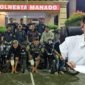 Petugas kepolisian menunjukkan barang bukti kasus pencurian kendaraan bermotor di Mapolresta Manado, Selasa (22/09/26).
