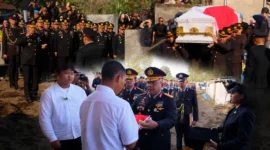 Kapolda Sulut Irjen Pol Yudo Hermanto memimpin apel persada pemakaman Kombes Pol Steidy Raranta di Desa Noongan, Minahasa, pada 28/09/26.