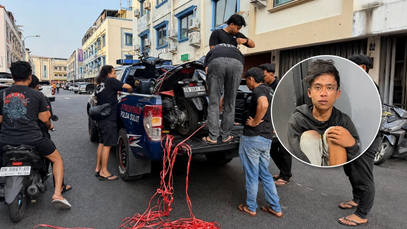 Tim URC Ditreskrimum Polda Sulut saat mengamankan terduga pelaku pencurian kendaraan bermotor (curanmor) berinisial Andika Junior Regar (16) beserta tiga unit sepeda motor hasil sitaan di Kota Bitung pada 28/09/26.