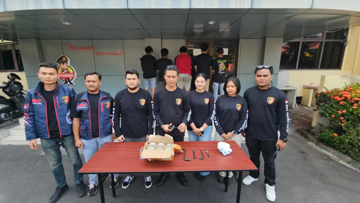 Personel Tim URC Polda Sulut memperlihatkan barang bukti kejahatan saat menggelar press release di Mapolda Sulut pada 02/10/26.