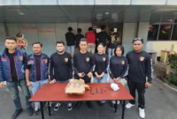 Personel Tim URC Polda Sulut memperlihatkan barang bukti kejahatan saat menggelar press release di Mapolda Sulut pada 02/10/26.