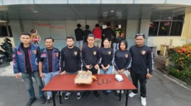 Personel Tim URC Polda Sulut memperlihatkan barang bukti kejahatan saat menggelar press release di Mapolda Sulut pada 02/10/26.