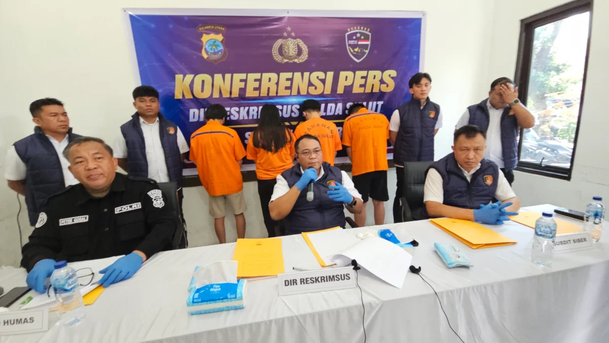 Subdit V Siber Direktorat Reserse Kriminal Khusus (Ditreskrimsus) Polda Sulawesi Utara menggelar konferensi pers resmi terkait keberhasilan pengungkapan komplotan penipuan dengan modus love scamming. 4 tersangka ditangkap.