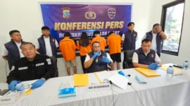 Subdit V Siber Direktorat Reserse Kriminal Khusus (Ditreskrimsus) Polda Sulawesi Utara menggelar konferensi pers resmi terkait keberhasilan pengungkapan komplotan penipuan dengan modus love scamming. 4 tersangka ditangkap.